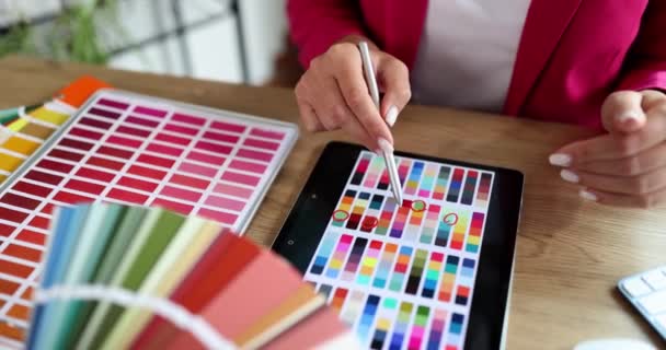 Diseñador Gráfico Con Estudios Cliente Paletas Colores Tableta Círculos Color — Vídeos de Stock