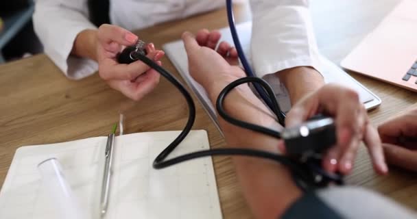 Médecin Mesurant Pression Artérielle Des Patients Avec Stéthoscope Tonomètre Résultats — Video