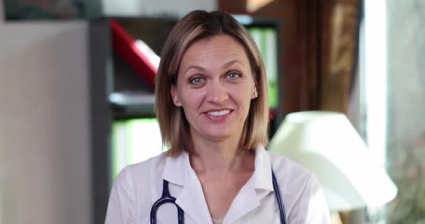 患者の4K映画スローモーションに続くジェスチャーを示す笑顔の女性医師 医学的推奨概念の実施 — ストック動画