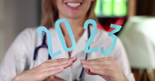 Médico Sorridente Segurando Ano Novo 2023 Números Mãos Closeup Filme — Vídeo de Stock