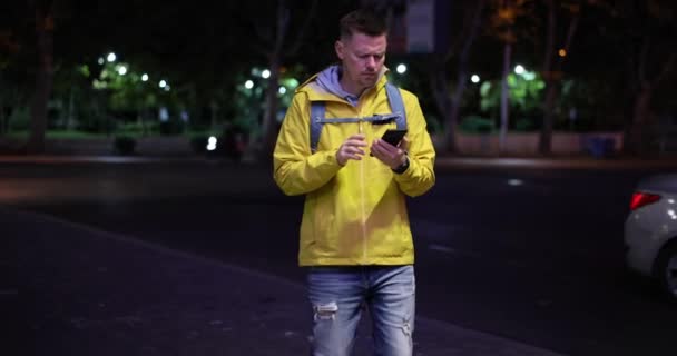 Szomorú Ember Sétál Utcán Nézi Képernyőn Mobiltelefon Este Film Lassított — Stock videók