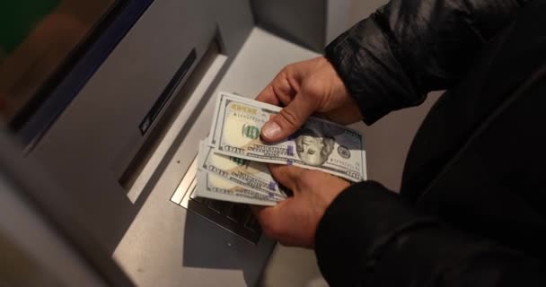 Hombre Contando Billetes Dólar Cerca Cajero Automático Tarde Noche Primer — Vídeos de Stock