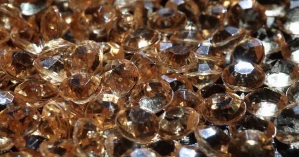 Gyllene Bakgrund Med Linje Transparenta Droppar Och Pärlor Investeringar Diamanter — Stockvideo