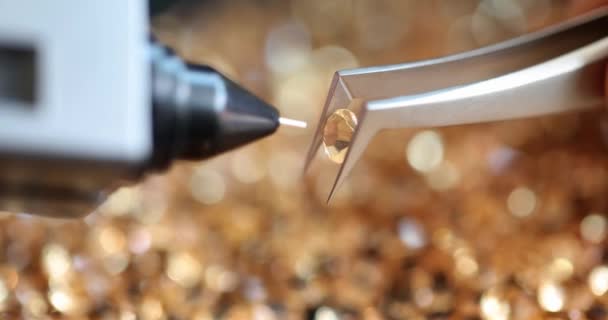 Ékszerész Gyémánt Tesztelővel Ellenőrzi Drágakövet Eredetiségének Ellenőrzése Szakértelem Segítségével — Stock videók