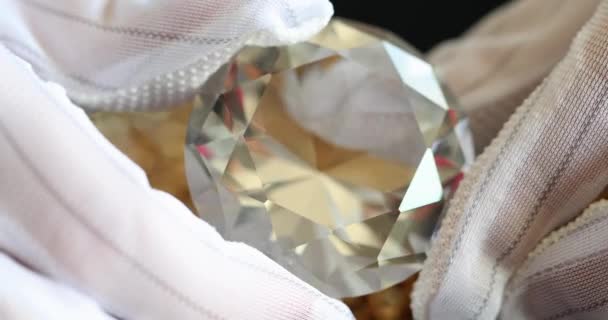 Juwelier Hält Großen Transparenten Diamanten Handschuhen Echtheit Von Edelsteinen — Stockvideo