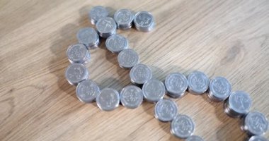 Yığınla bozuk para ve dolar işareti. Finansal kar tasarrufu ve kârlı yatırımlar