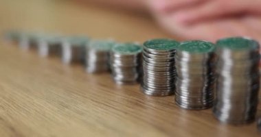 Domuzcuk kumbarasının yükselen sırasına göre para yığını yakın plan. Fonlar mevduat ve nakit tasarruflarının kârlı mali yatırımı