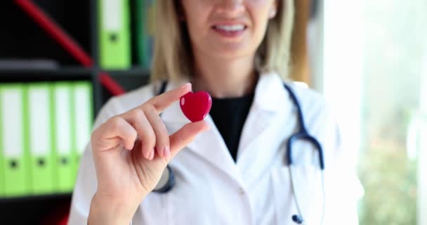 Γιατρός Καρδιολόγος Κρατά Κόκκινη Καρδιά Στην Κλινική Θεραπεία Καρδιαγγειακών Παθήσεων — Αρχείο Βίντεο