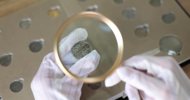 Νομισματολόγος Εξετάζει Νόμισμα Από Την Αρχαία Συλλογή Αριθμητική Και Αξιολόγηση — Αρχείο Βίντεο