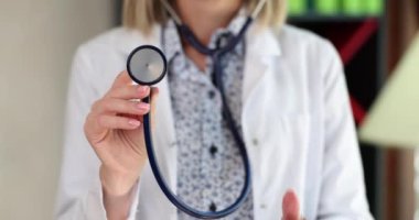 Kendine güvenen doktor onaylayıcı bir şekilde parmağını kaldırıyor. İşinde başarılı bir doktor ve sağlık ve sağlık sigortası kavramı