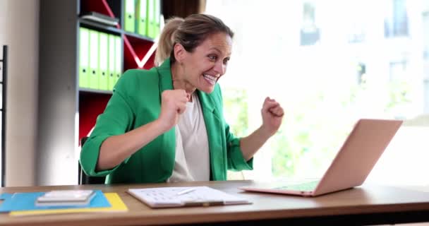 성공을 축하하는 흥분된 실업가는 온라인에서 승리를 거둔다 여성은 제안의 동기로 — 비디오