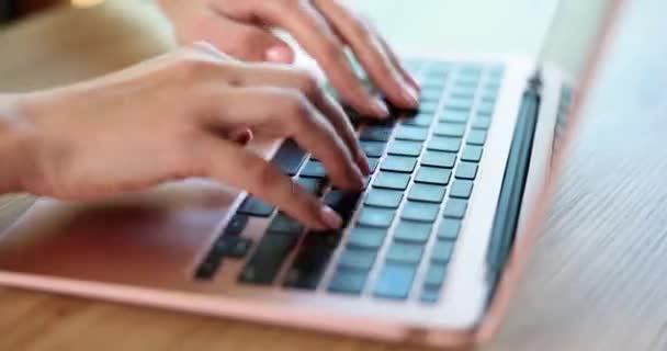 Női Kezek Gyorsan Gépelnek Laptop Billentyűzetén Megérintve Érintőpadot Szabadúszóként Otthon — Stock videók