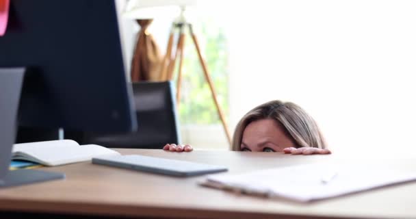Trabalhadora Chocada Olha Para Tela Laptop Baixo Mesa Surpreendida Com — Vídeo de Stock