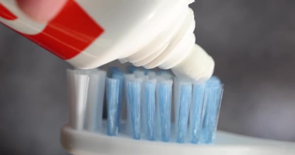 Zbliżenie Białej Pasty Zębów Pomocą Szczoteczki Higiena Jamy Ustnej Pielęgnacja — Wideo stockowe