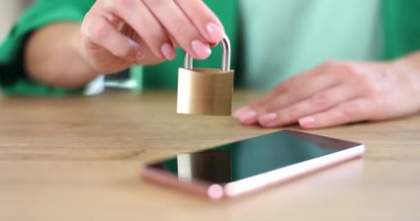 禁止使用智能手机的概念锁定电话 女人的手锁住了手机 — 图库视频影像