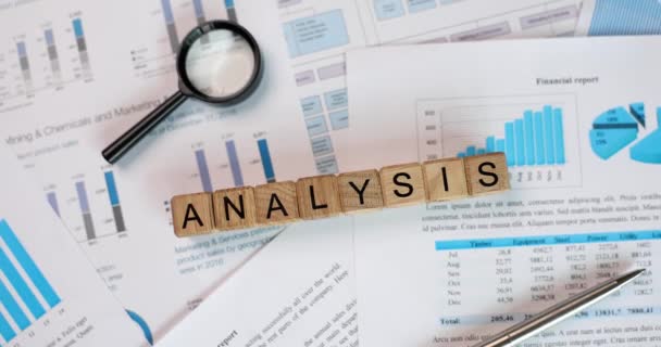 Erstellung Des Finanzberichts Und Analyse Von Statistiken Diagramme Und Geschäftsberichte — Stockvideo