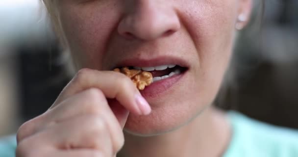 Primer Plano Hermosos Dientes Boca Femenina Comiendo Nueces Propiedades Medicinales — Vídeo de stock