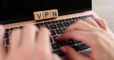 Kadın bilgisayarın klavyesindeki el düğmesine basıyor VPN metni kapanıyor. Ücretsiz VPN vekaletnameleri ve anonimlik
