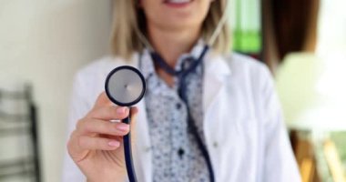 Steteskoplu ve baş parmağı havada bir tıp doktoru. Kaliteli tıbbi ve sağlık hizmetleri öneriliyor
