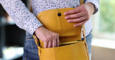 Kadın eli, akıllı telefonu çantadan çıkarır. Cep telefonu kullanımı