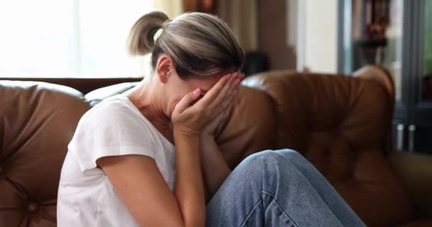 Jovem Vítima Feminina Vítima Abuso Assédio Depressão Desgosto Triste Mulher — Vídeo de Stock