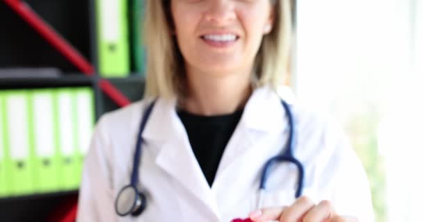 Orvos Kardiológus Terapeuta Tartja Piros Szív Szív Érrendszeri Betegségek Megelőzés — Stock videók