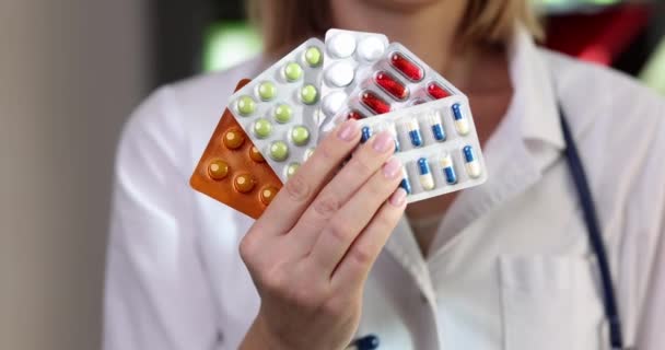 Médico Cardiólogo Terapeuta Neurólogo Sostiene Paquete Varias Ampollas Píldoras Panacea — Vídeo de stock