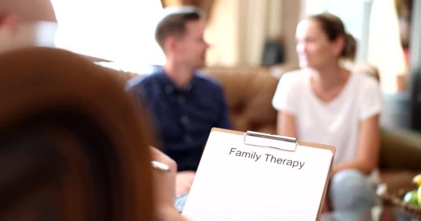 Psicólogo Familiar Profissional Conversando Com Casal Com Problemas Psicoterapeuta Familiar — Vídeo de Stock