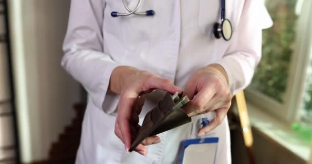 Legbecstelenebb Orvos Amerikai Dollárt Számol Táskájában Orvosi Személyzet Fizetése Orvosi — Stock videók