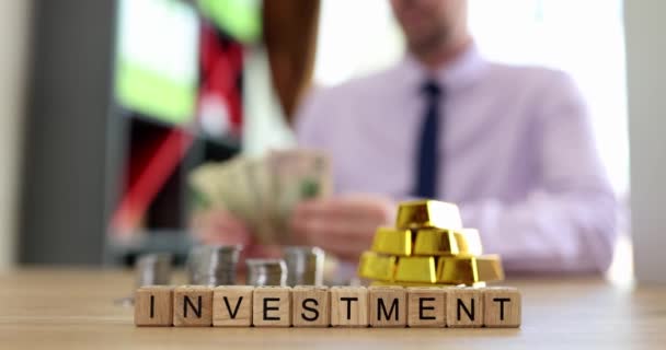 Бари Чистого Золота Бізнесмена Підраховують Долари Інвестиційний Текст Фінансовий Дохід — стокове відео