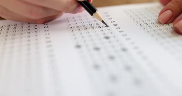 Pessoa Resolve Testes Escreve Com Lápis Papel Exame Múltipla Escolha — Vídeo de Stock
