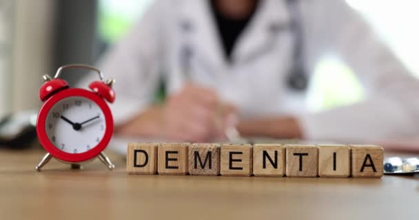 Lekarz Pisze Diagnozę Demencji Budzik Demencja Powoduje Rozpoznanie Leczenie Objawów — Wideo stockowe