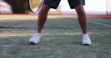 Profesyonel raket tenisçilerinin bacakları açık kortta maç yapar. Tenis oyunu