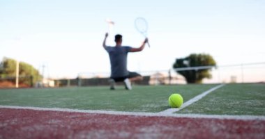 Neşeli adam tenis kortunda zaferi kutluyor. Sporda zafer duyguları.