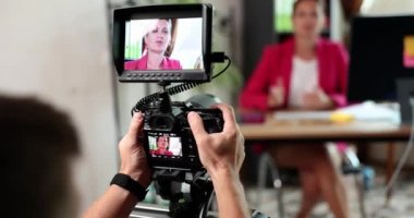 Profesyonel dijital ekipman, iş kadınının video blogunu kaydediyor. Web sitesi için çevrimiçi işletme koçu sunumu