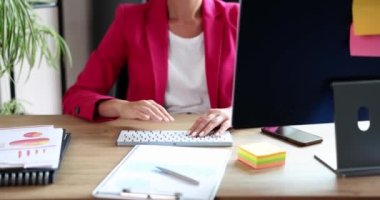 İş kadını elinde video konferansı ve el sallayarak selam veriyor. Çevrimiçi iş toplantıları ve müzakere kavramı