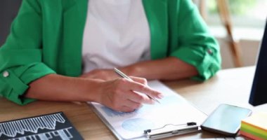 Mali tabloları çapraz olan kendine güvenen bir analist. Pazarlamacı başarılı ticari rapor