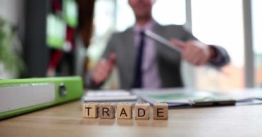 İş adamı elini sıkar ya da ticaret ortağını selamlar. Kargo taşımacılığı ve lojistik ihracatı kavramı