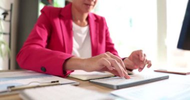 Dizüstü bilgisayar klavyesinde yazı yazan kadın ellerinin yakın çekimi. Müşteri e- postasına iş kadını mesajı yanıtı ya da alıcı çevrimiçi satın aldı