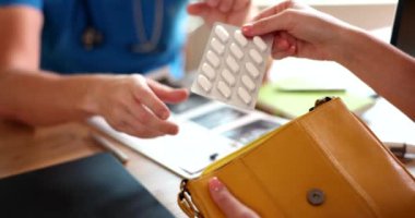 İnceleme için kadın doktordan erkek tabletine geçer. Yasadışı ilaç ve psikoaktif maddeler