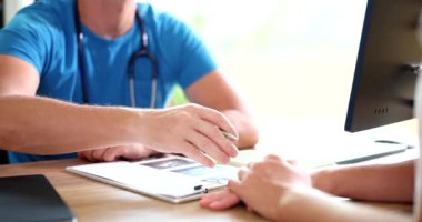 Doktor, kadın hastayı klinikte sakinleştiriyor. Düşük teşhisi ve tıbbi bakım tehdidi