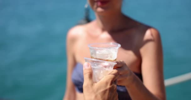 Par Hombres Mujeres Están Teniendo Una Fiesta Playa Bebiendo Cerveza — Vídeo de stock