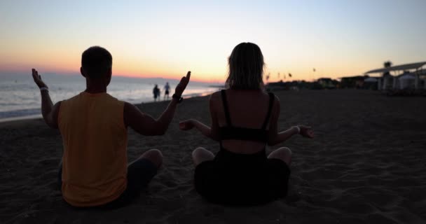 Family Couple Man Woman Beach Doing Fitness Yoga Together Acroyoga — Stock Video