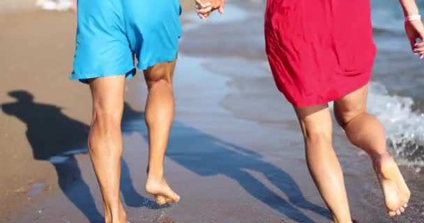 Nogi Zakochanych Par Biegających Wzdłuż Plaży Emocje Miesiąca Miodowego Szczęścia — Wideo stockowe