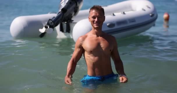 Erkek Cankurtaran Kolları Göğüse Çarpıştı Denizde Duruyor Yakışıklı Gülümseyen Erkek — Stok video