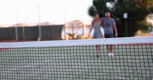 Uomini Donne Sul Campo Tennis Comunicano Gioco Tennis — Video Stock