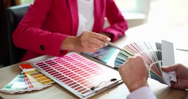 Decorador Interiores Reunión Con Cliente Discute Varios Colores Pintura Conjunto — Vídeos de Stock