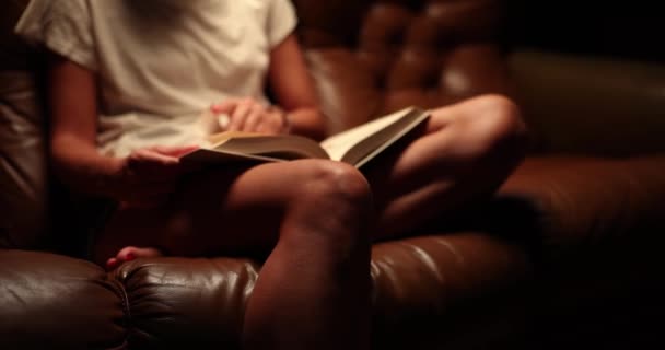 Zbliżenie Kobiecych Dłoni Siedzących Sofie Czytających Wieczorem Książkę Domu Interesujące — Wideo stockowe