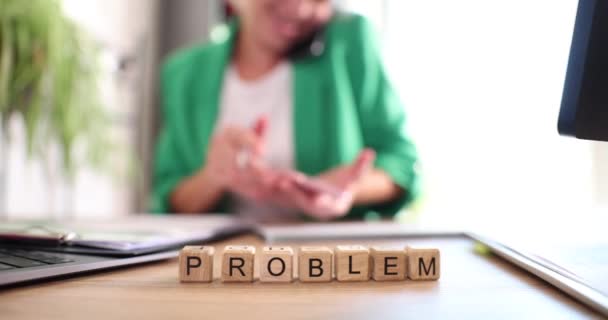 Üzletasszony Menedzser Megoldja Problémákat Ügyfél Távolról Telefon Hibás Jelentések Rossz — Stock videók