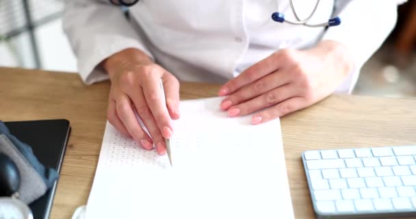 Kardiyolog Kardiyovasküler Hastalığı Olan Bir Hastanın Elektrokardiyogramını Inceliyor Kalp Damar — Stok video